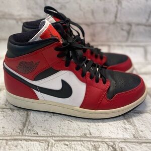 Nike Jordan 1 Mid Chicago Toe Sneakers